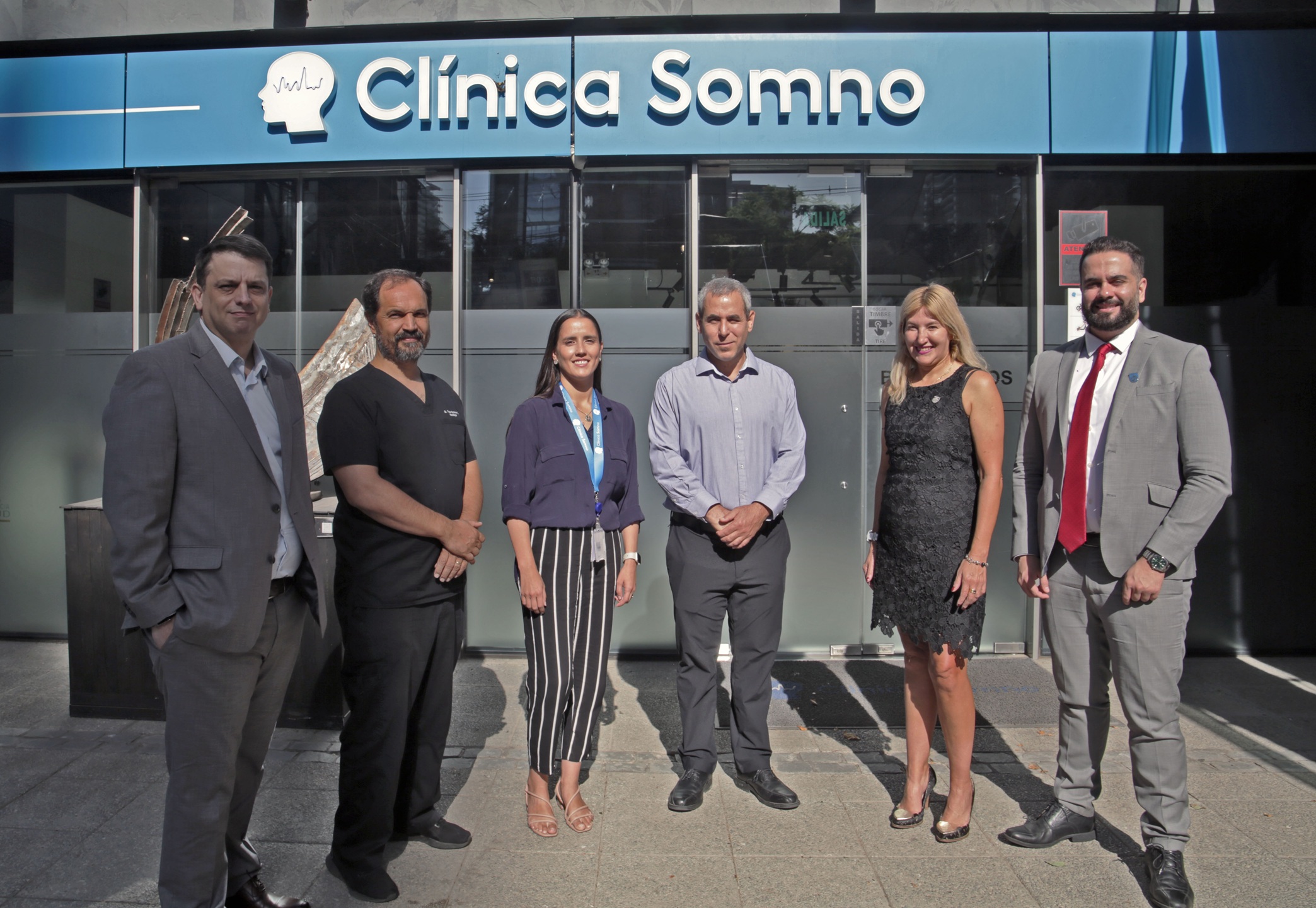 Marcelo Torres, country manager de Philips Chile; Pablo Guzmán, director médico de Clínica Somno; Trinidad Pascual, directora técnica de Clínica Somno; Mauricio Bustamante, gerente general de Clínica Somno; Vanesa Fuentes, gerente de marketing y comunicaciones de Philips Health Systems Chile-Perú y, Antonio Colmenares, responsable comercial de la línea de Cuidado del Sueño y Ventilación y Cuidado Respiratorio de Philips para Chile y Peru.